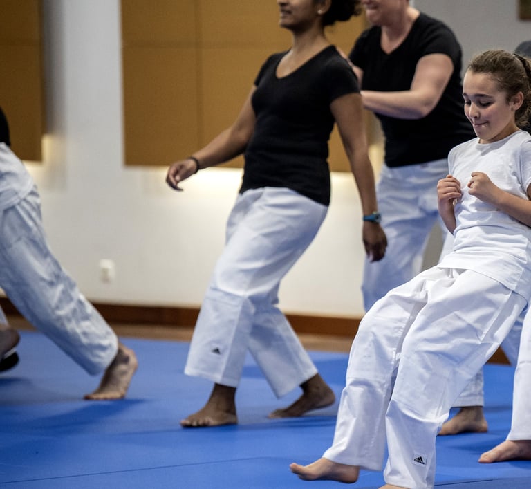 Jeunes judokas pratiquant le Taïso sur un tatami