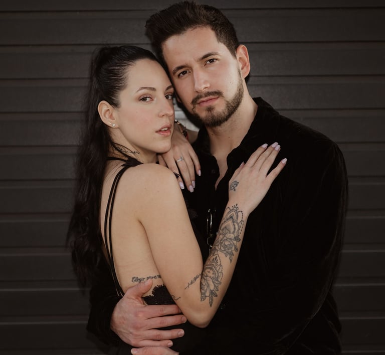 "Pareja heterosexual de novios en primer plano, posando con amor y complicidad."