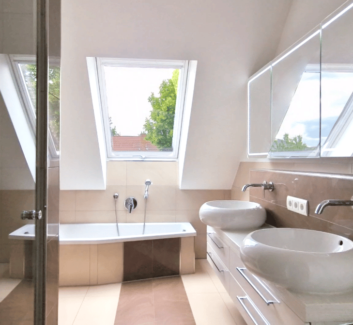 Modernes Tageslichtbad mit begehbarer Dusche, Badewanne und Doppelwaschbecken