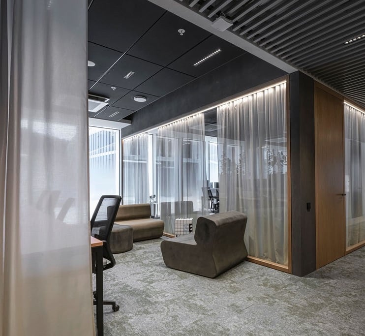 Biuro pertvarų dengimas akustiniam komfortui