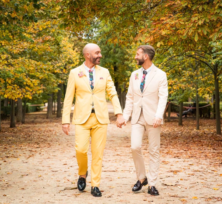 "Pareja gay casada paseando de la mano en Madrid, celebrando su amor y su boda."