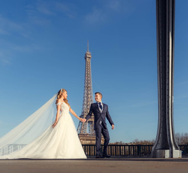 "Pareja heterosexual casada en París, celebrando su amor y unión frente a los icónicos monumentos de la ciudad."