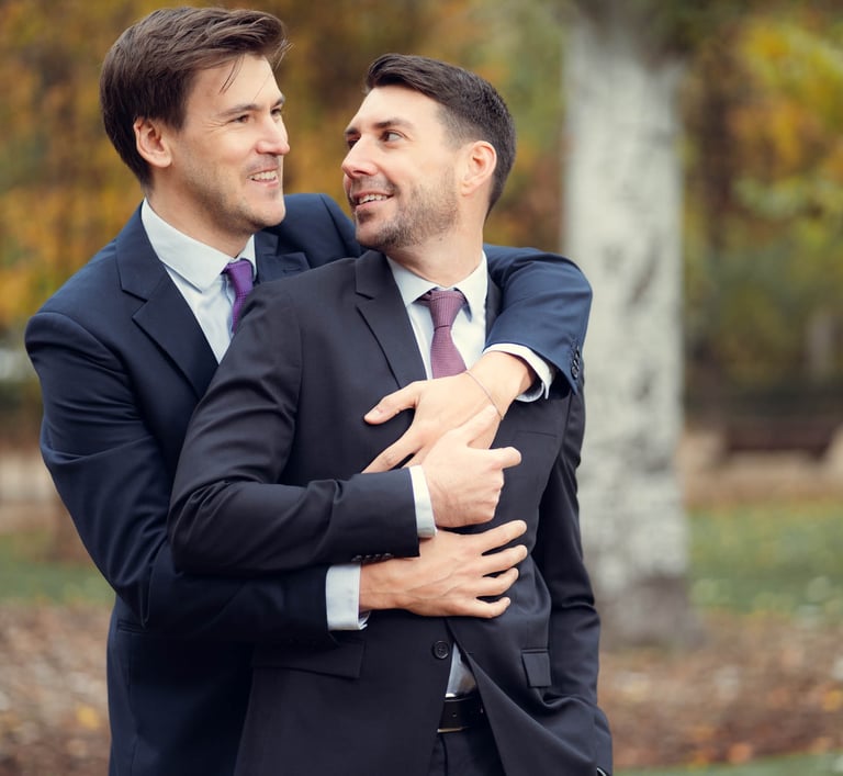 "Pareja gay casada en España, abrazándose y sonriendo en su boda, celebrando el amor."