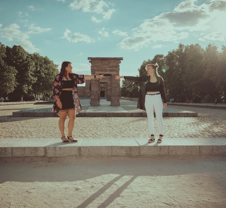 "Pareja lesbiana de novias jugando juntas en el parque, disfrutando de su amor y conexión."