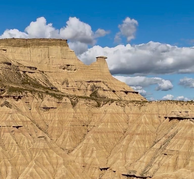 Vista panorámica del cabezo del Hermanito de Piskerra en las Bardenas Reales.