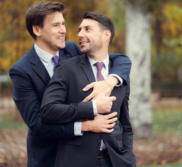 "Pareja gay casada en España, abrazándose y sonriendo en su boda, celebrando el amor."