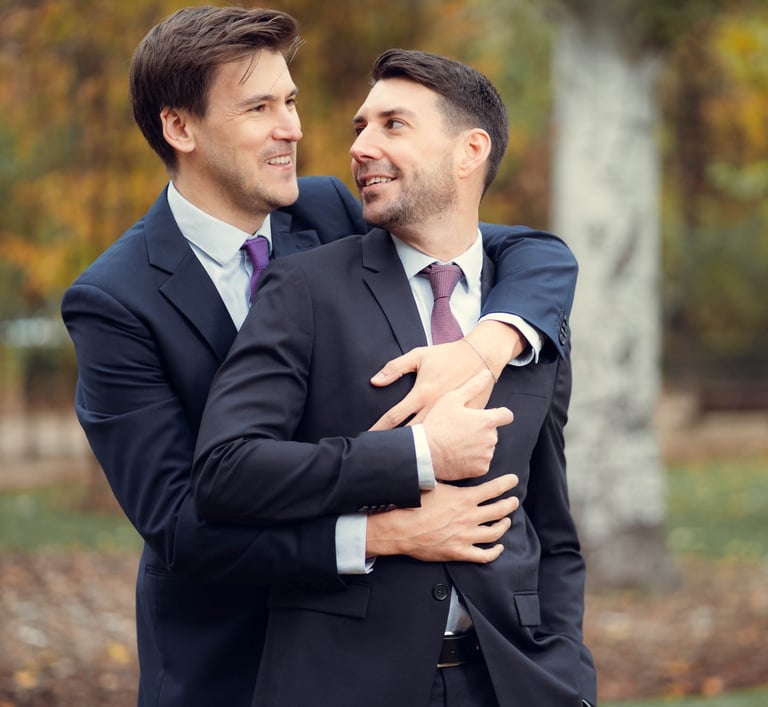 "Pareja gay casada en España, abrazándose y sonriendo en su boda, celebrando el amor."