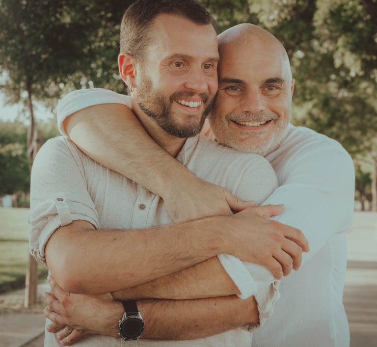 "Pareja gay abrazándose en el Gay Pride, celebrando su amor y apoyo a la comunidad LGBTQ+."