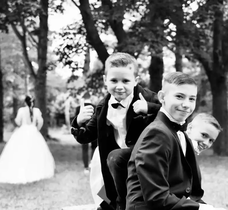 Enfants qui sourient et s'amusent durant le vin d'honneur