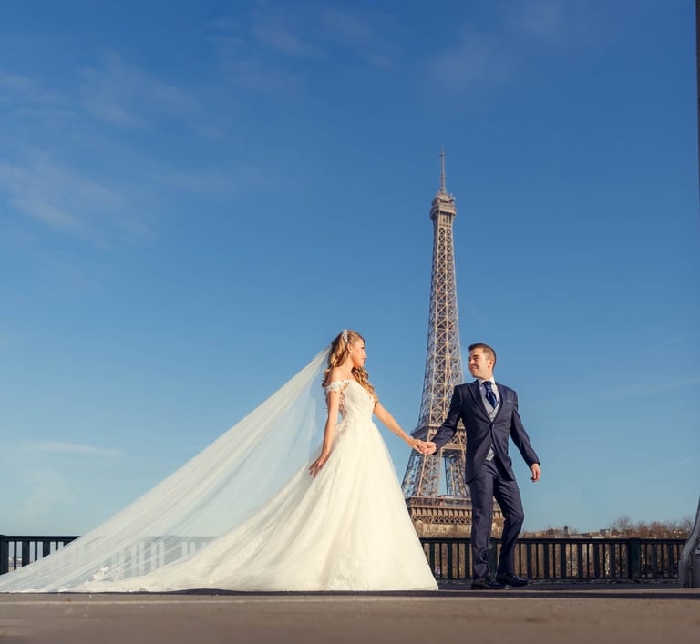 "Pareja heterosexual casada en París, celebrando su amor y unión frente a los icónicos monumentos de la ciudad."