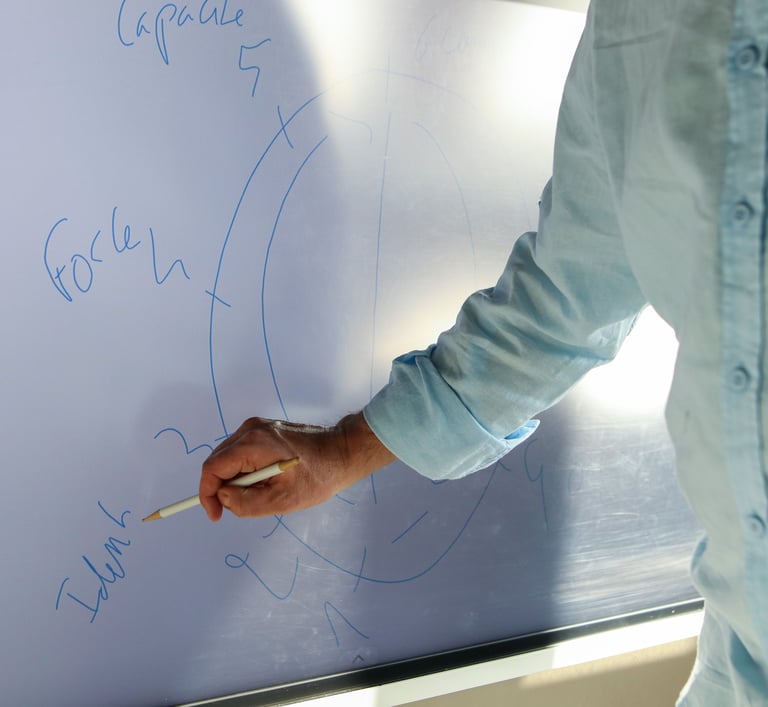 Le praticien fait une démonstration à l'aide d'un écran tactile