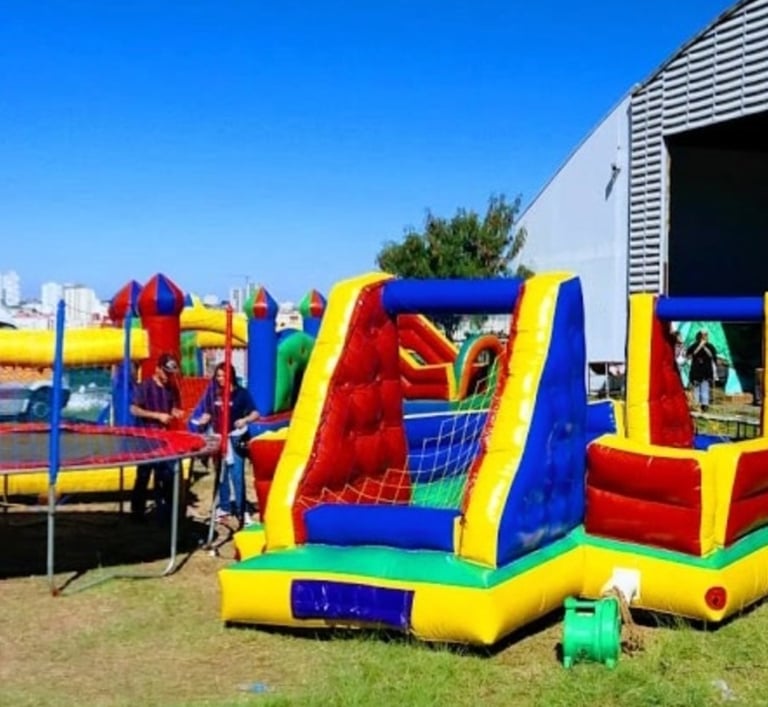 Brinquedos infláveis para as crianças se divertirem