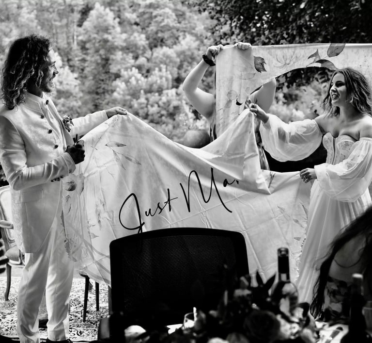 Just married et éclats de rires des mariés