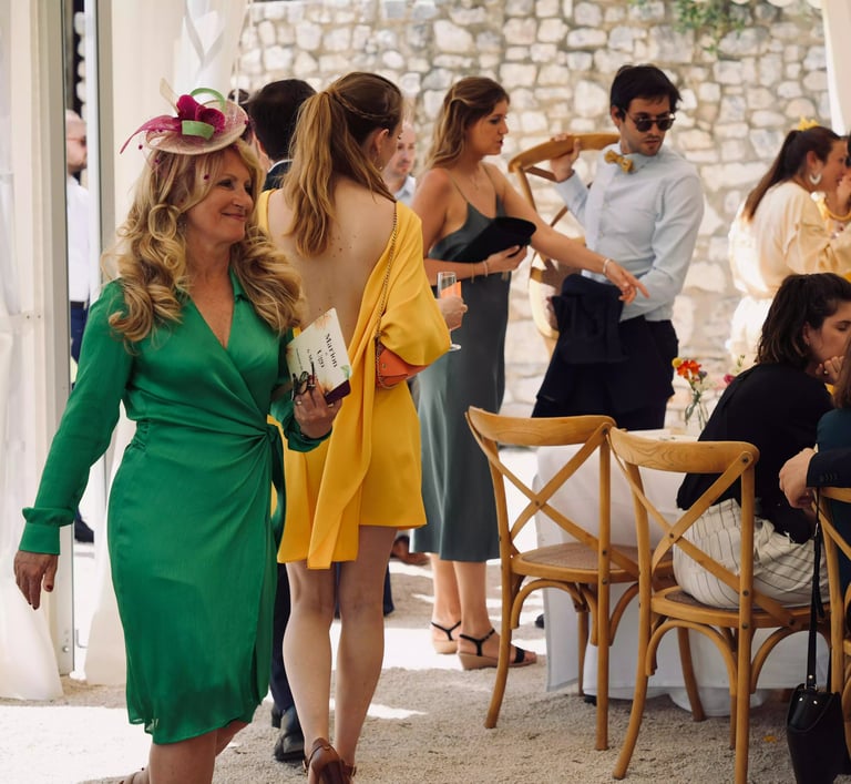Invitée élégante d'un mariage en Provence