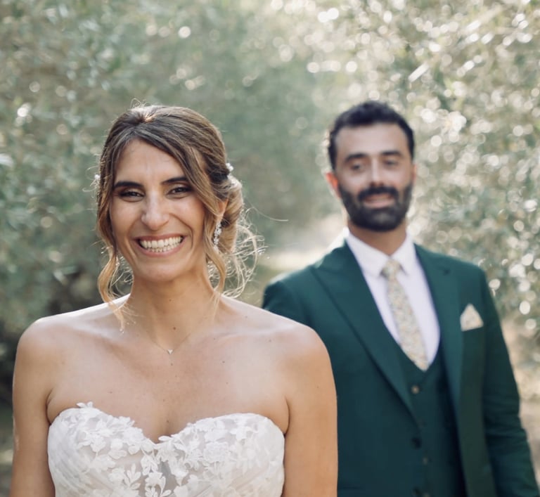 Couple de mariés dans un champs d'olivier à Pertuis