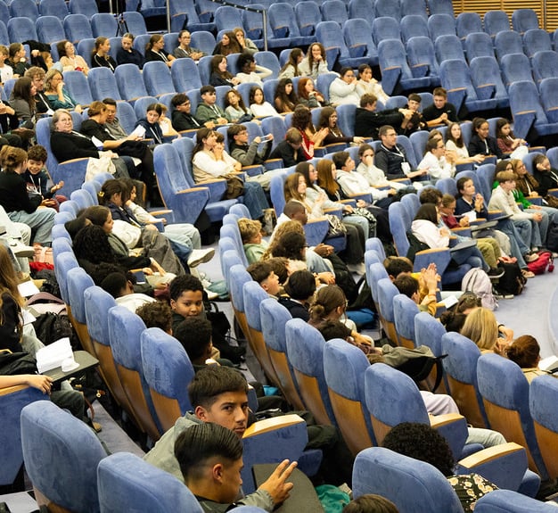 Discours de remerciements, beaucoup de monde dans les gradins centre de conférence du crédit agricol