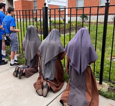 Franciscan Daughters of Mary pray to end abortion
