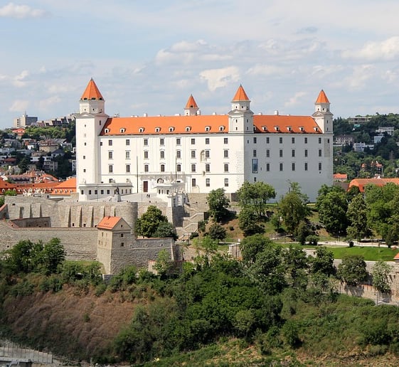 Vista panorámica del Castillo de Bratislava, imponente edificio blanco