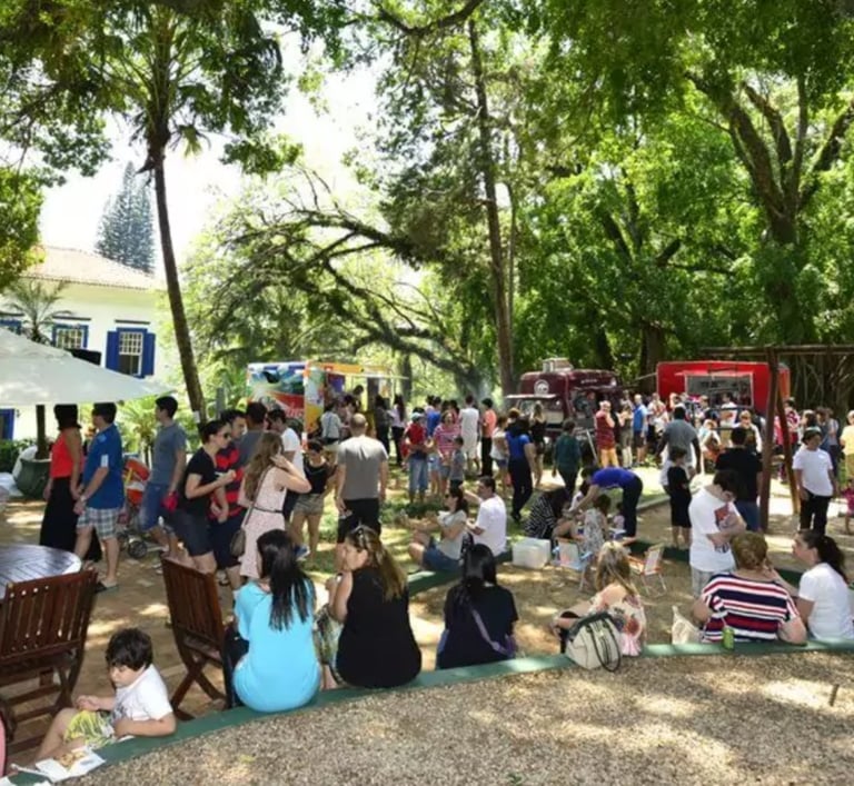Pessoas curtindo o evento na praça