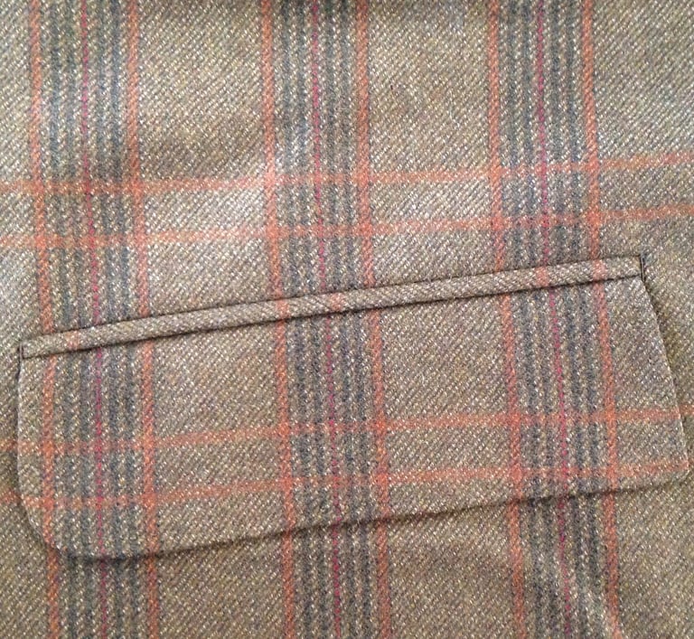 Skræddersyet lomme med klap I ternet uld