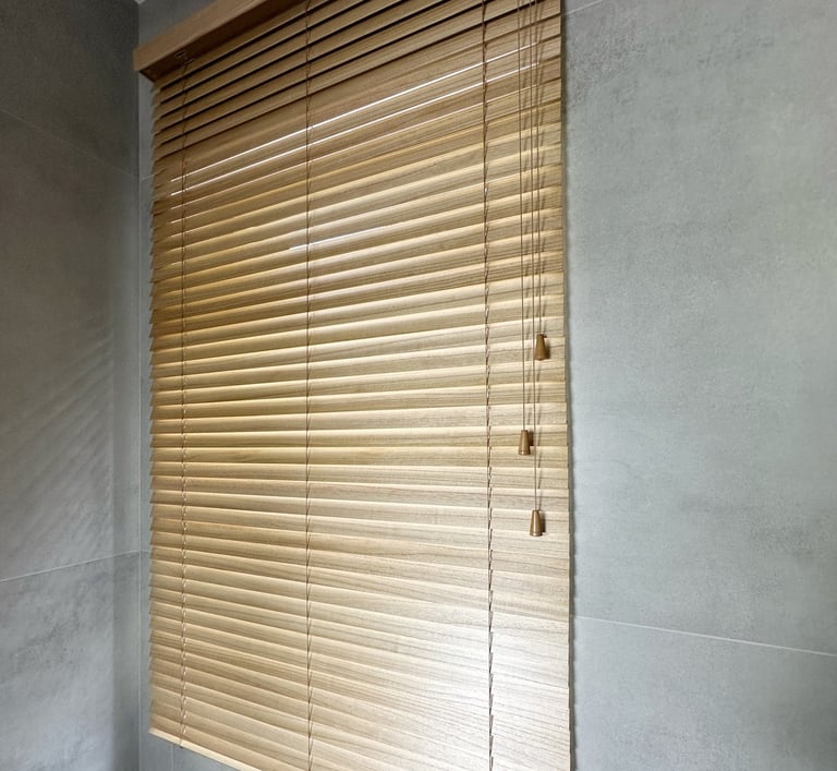 medinės 50mm žaliuzės