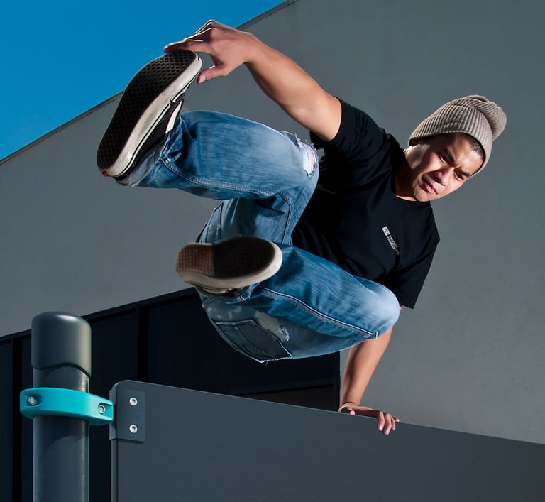 Homma faisant du parkour ou chase tag sur agrès Kenguru Pro.