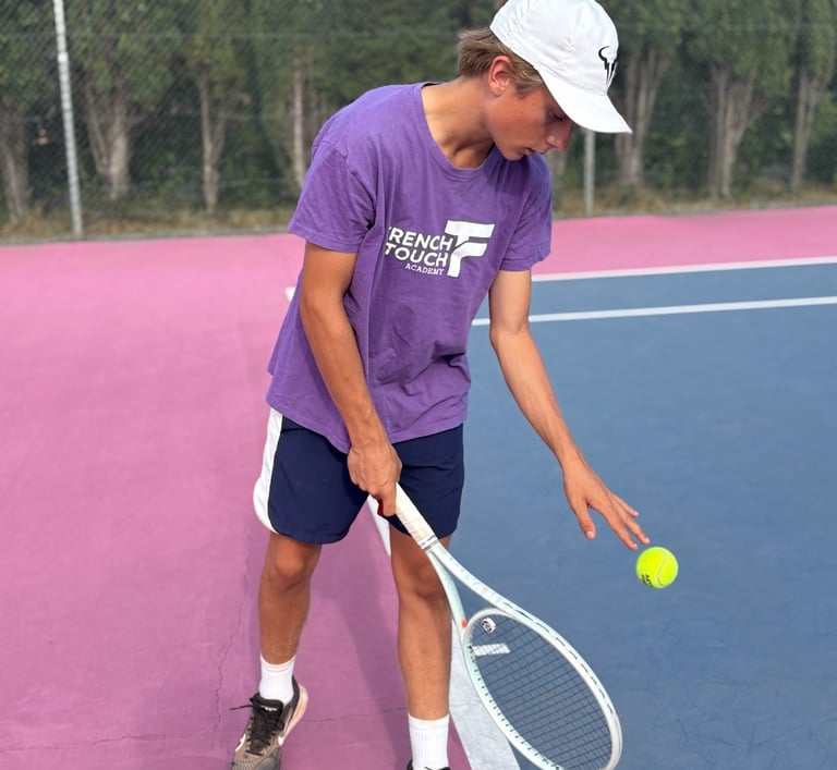 Grégoire Denis service puissant sur court de tennis