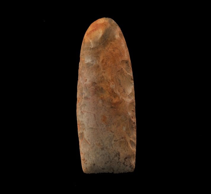 Hache en pierre taillée. Silex. 