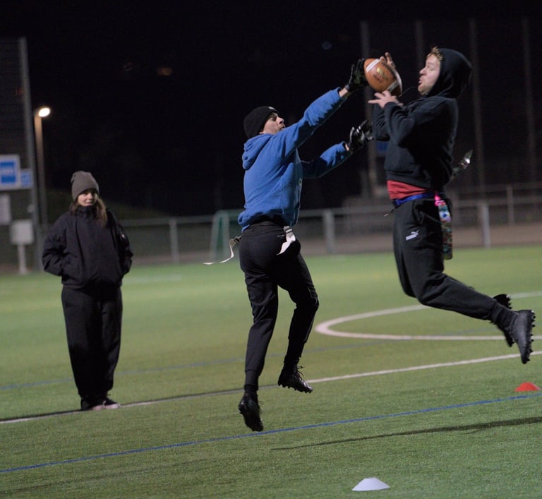 Limmat Lightning Training, Flag Football in Zürich: Receiver und Defender im Kampf um den Ball