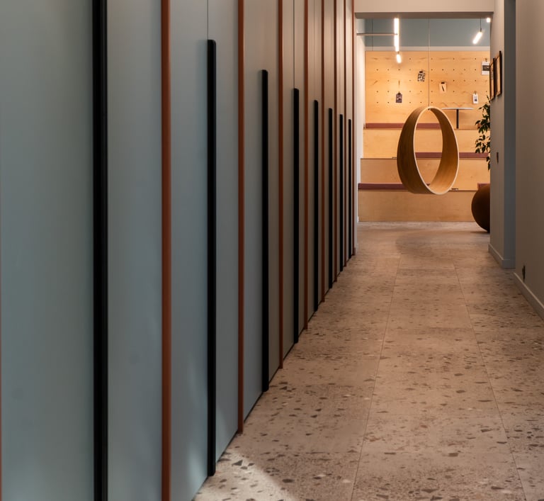 Bendros erdvės su Amtico vinilinėm grindim