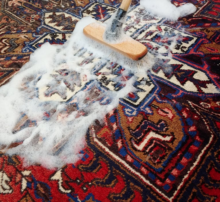 lavaggio tappeto a mano con spazzola e shampoo naturale