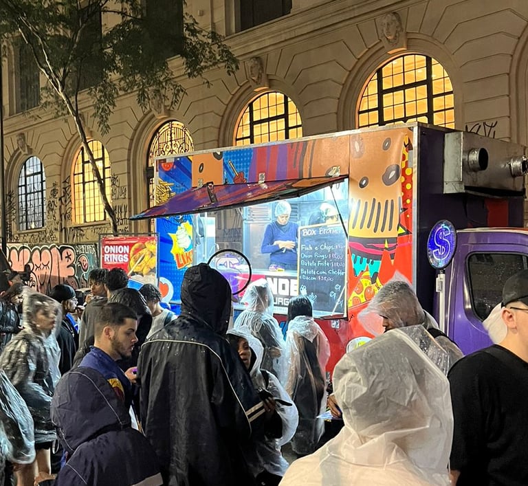 Pessoas pedindo comida no food trucks