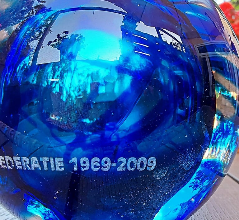 Geblazen "parel" van glas voor de Milieufederatie Noord-Holland, Josien Geerdink