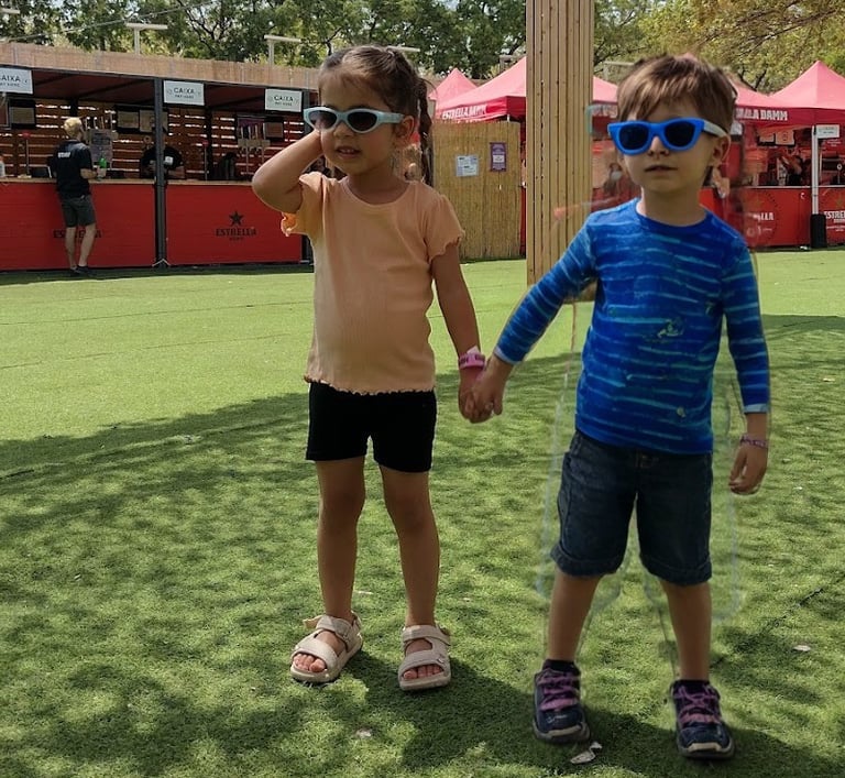 two young children holding hands and holding hands in petit brunch event in barcelona