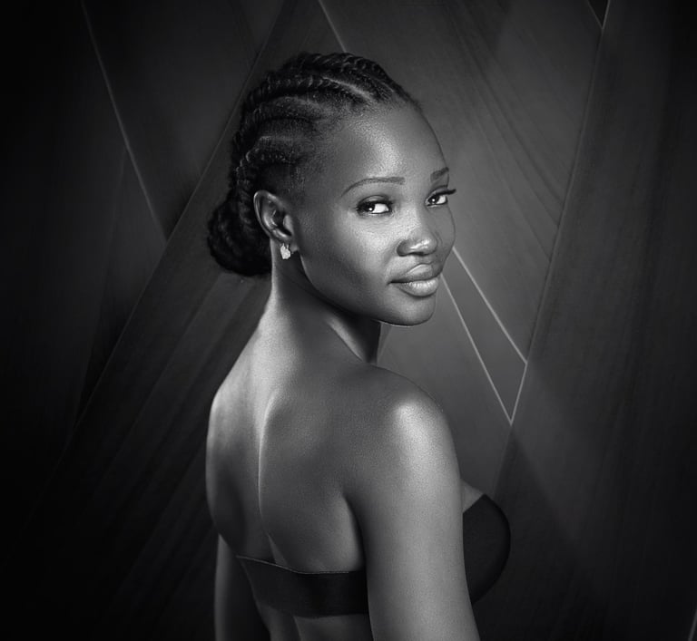 Jeune femme noire mode beauté photo studio