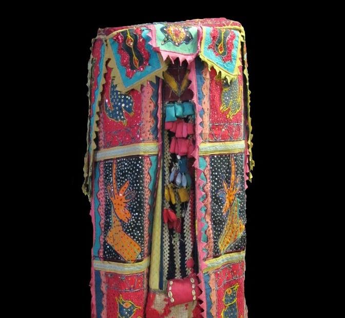 216. Costume Egungun, tissu, cauris, paillettes