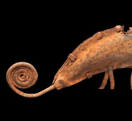 Caméléon. Fragment de piquet de mémoire "Asen" Fer repoussé, L. 23 cm