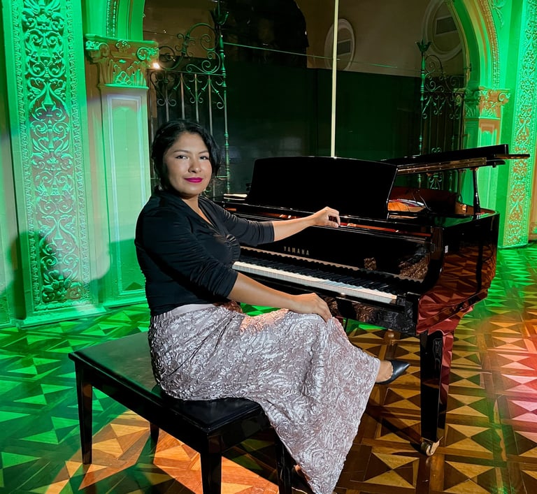 Claudina Layana Izurieta pianista y directora de The Studio