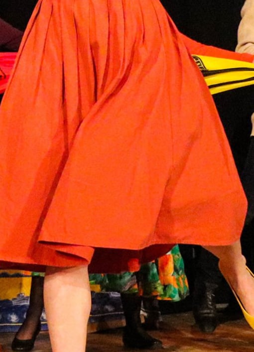 danse sur scène avec des parapluies