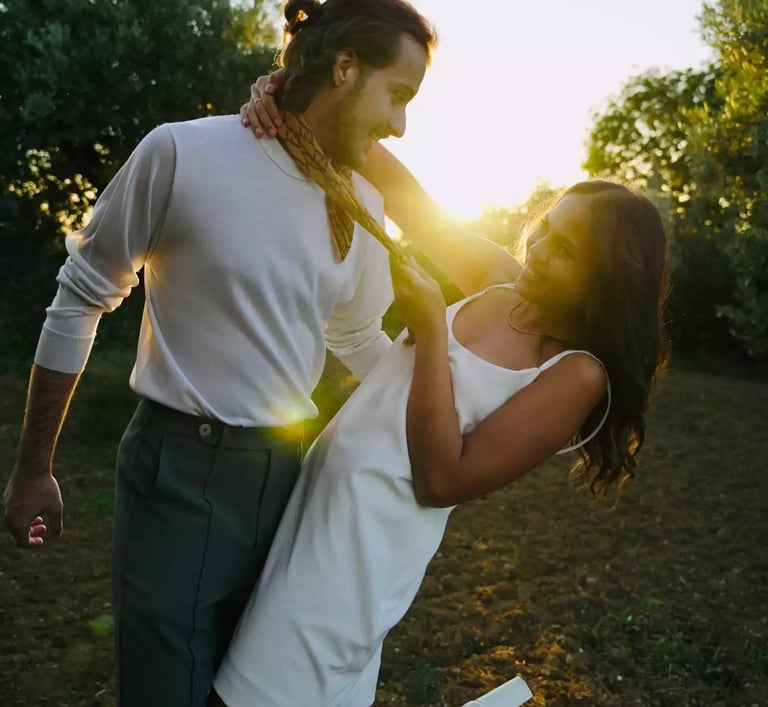 Couple qui s'amuse en provence durant le coucher du soleil