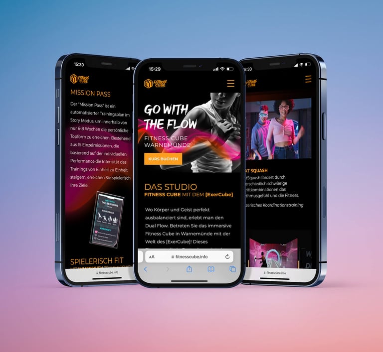 drei smartphones mit bildern einer fitness website