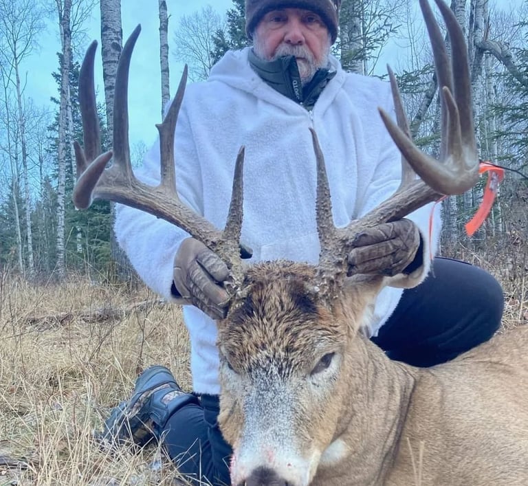 Saskatchewan whitetail hunts - giant saskatchewan 6x6 whitetail with hunter