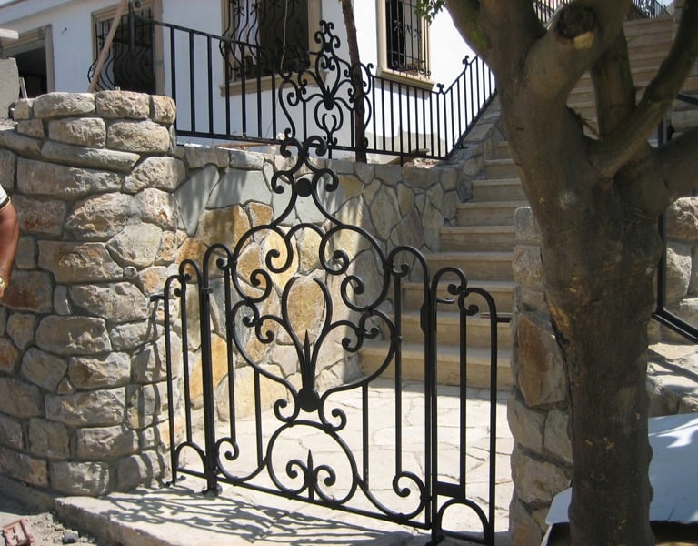 Portillon en métal fer forgé noir