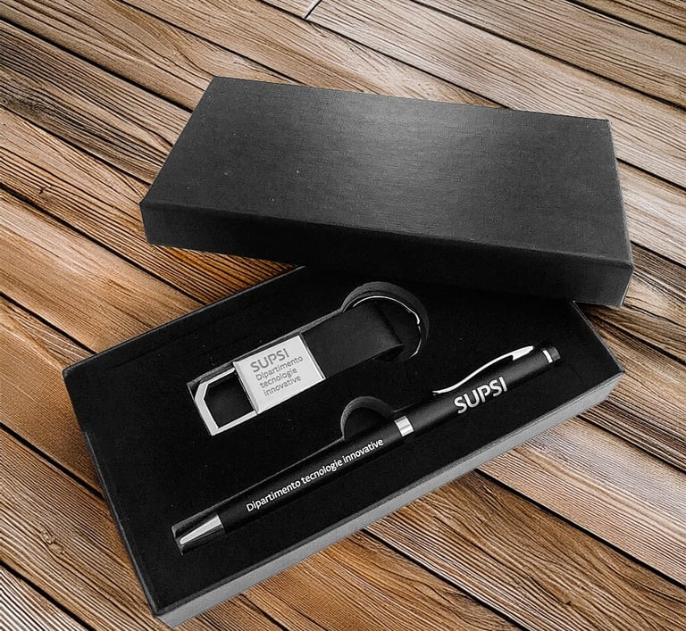 Un cofanetto elegante e funzionale, contenente portachiavi e penna personalizzati
