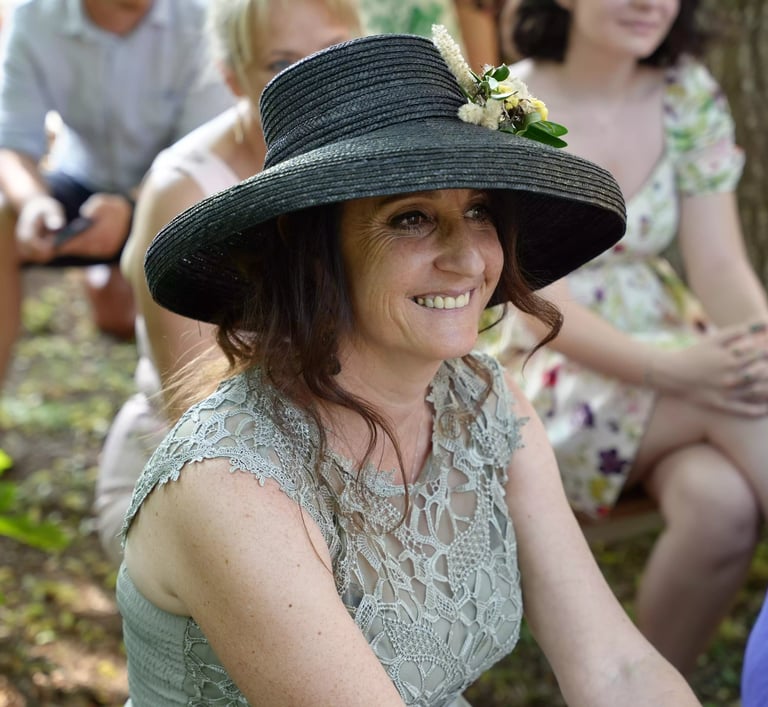 Expression souriante d'un invitée durant la cérémonie laïque en Provence