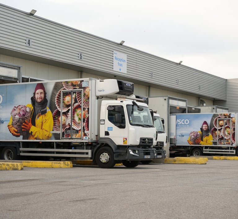 Camions de l'entreprise avec logo