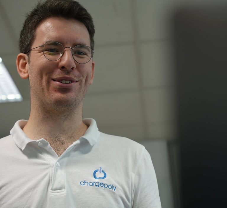 Employé souriant analysant des nouvelles données sur l'ordinateur