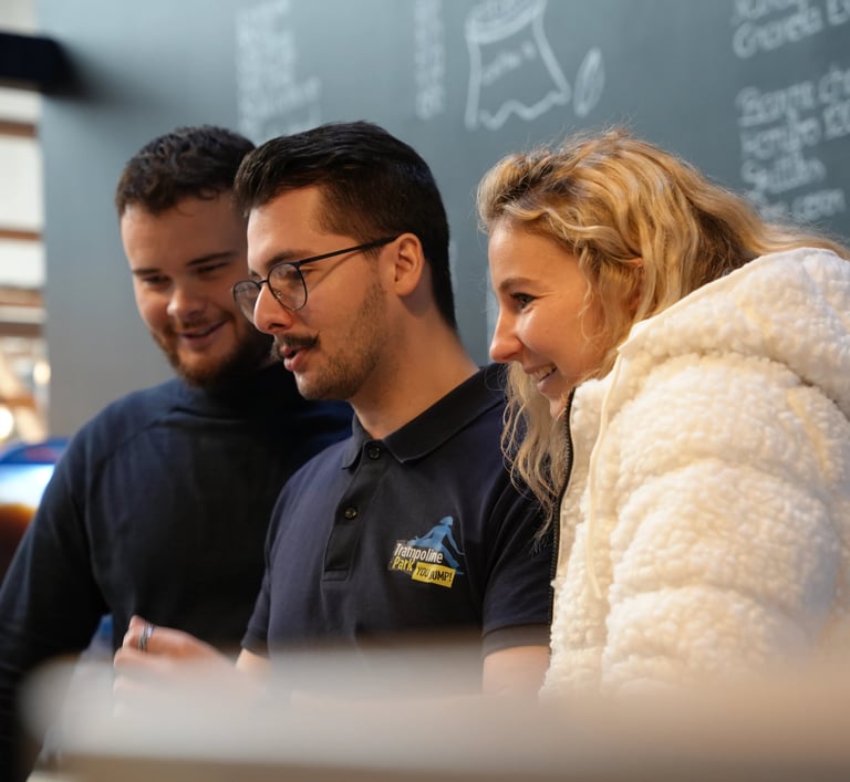Employés à la réception devant l'ordinateur
