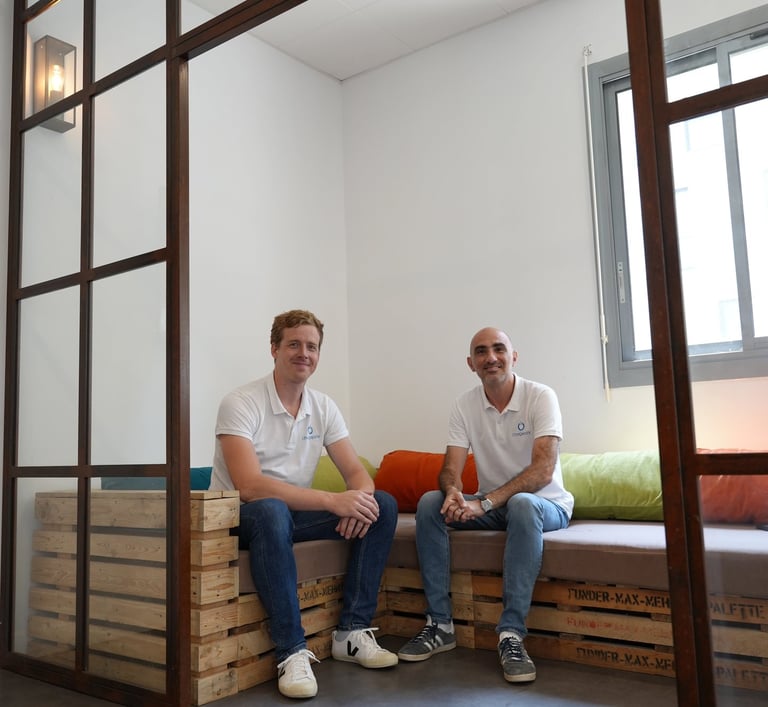 Employés souriants dans les locaux de l'entreprise