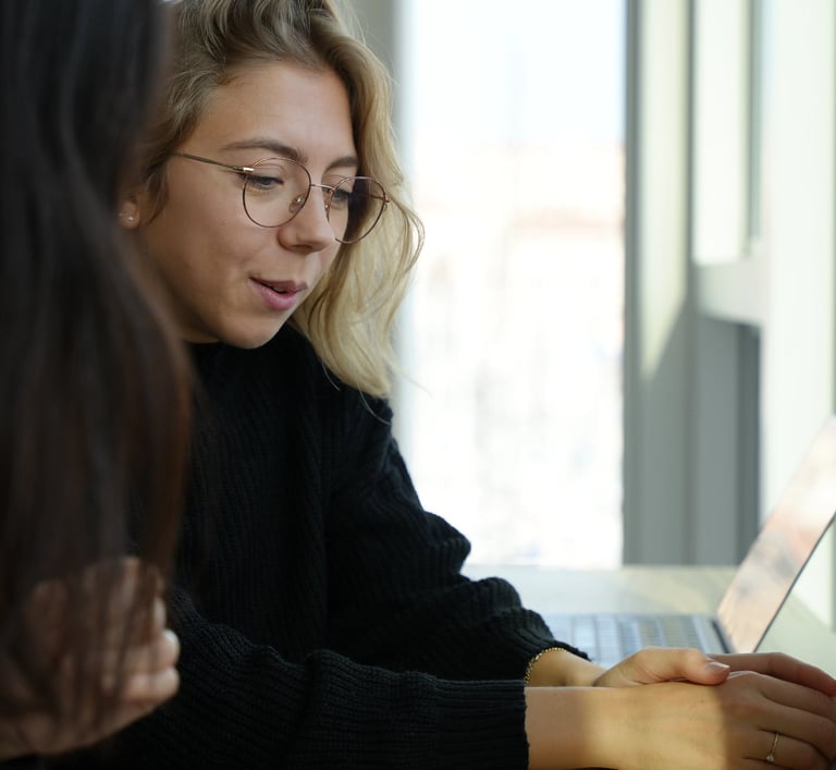 Salariée concentrée dans son travail